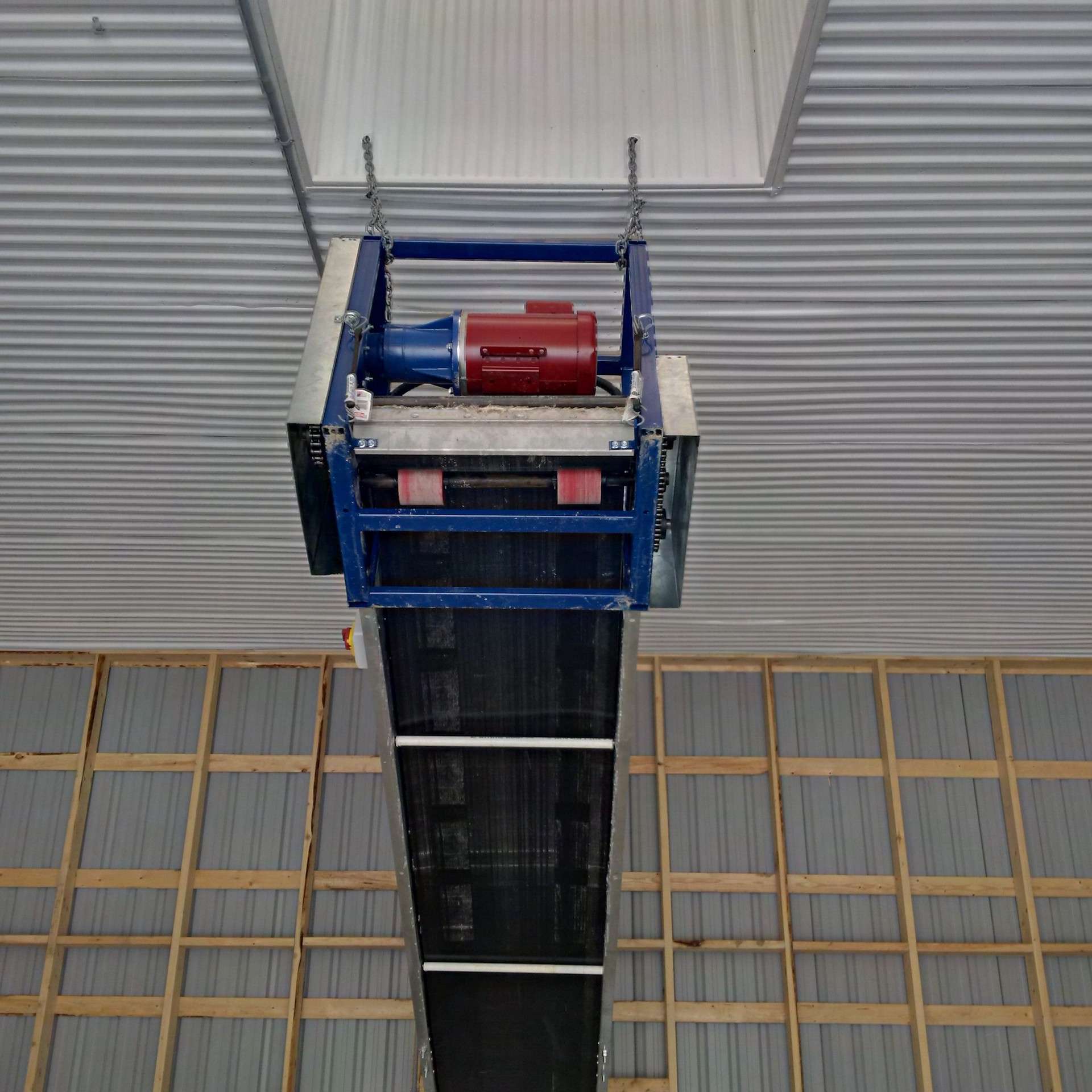 FDI conveyor discharge unit mounted in a storage building